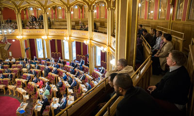 Lærere i voksenopplæringen er på lærerkurs på Stortinget. Her sitter de på publikumsgalleriet. Foto: Stortinget